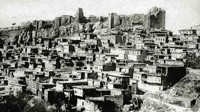 Pencereden-Bir-Tas-Geldi_Mamos